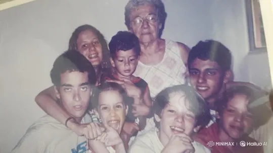 Vintage Family Photo Comes Alive Through Cinematic Camera Movement – AI Generated Video | Hailuo AI