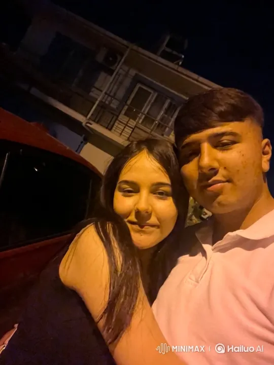 Family Portrait: Couple and Child Embrace in Warm Light – AI Generated Video | Hailuo AI