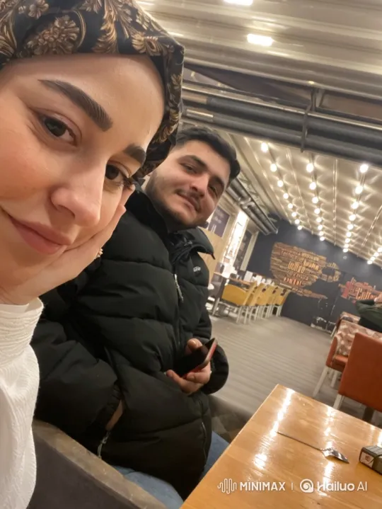 Family Portrait: Smiling Baby and Parents in Cafe – AI Generated Video | Hailuo AI