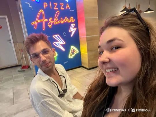 Family Portrait in a Bright Pizzeria Setting – AI Generated Video | Hailuo AI