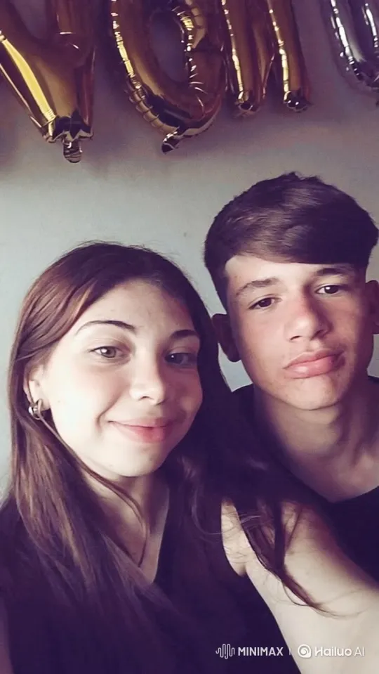 Family Portrait: Loving Couple and Child Embrace – AI Generated Video | Hailuo AI