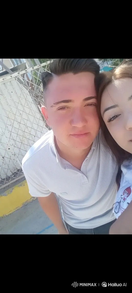Couple's Intimate Sunlit Selfie with Slow Zoom and Pan – AI Generated Video | Hailuo AI