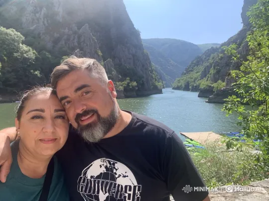 Family Captures Joyful Moment in Scenic Landscape – AI Generated Video | Hailuo AI