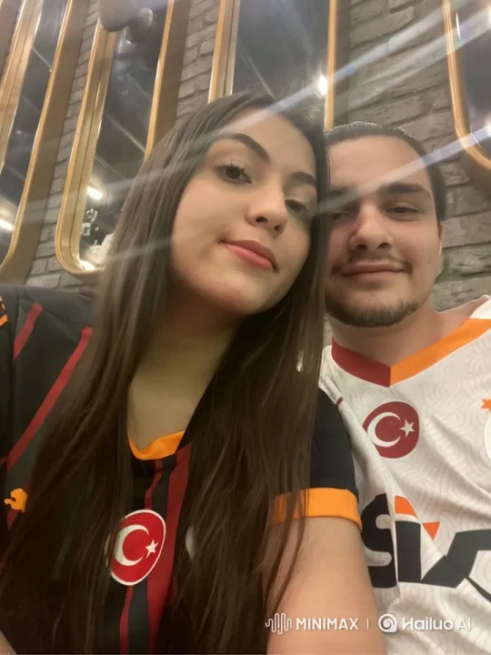 Family Reunion: Summer Evening Embrace – AI Generated Video | Hailuo AI