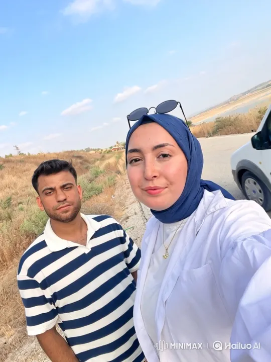 Couple and Toddler Embrace in Sunlit Outdoor Scene – AI Generated Video | Hailuo AI