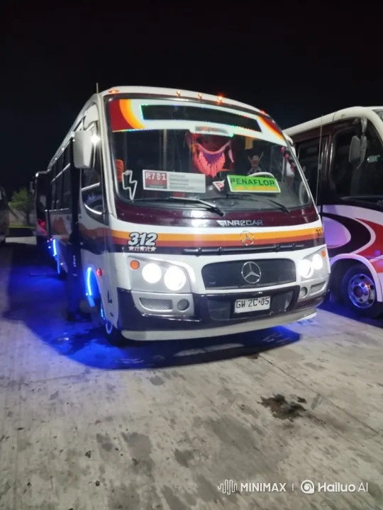 Custom Minibus with炫酷蓝光展示 – AI Generated Video | Hailuo AI