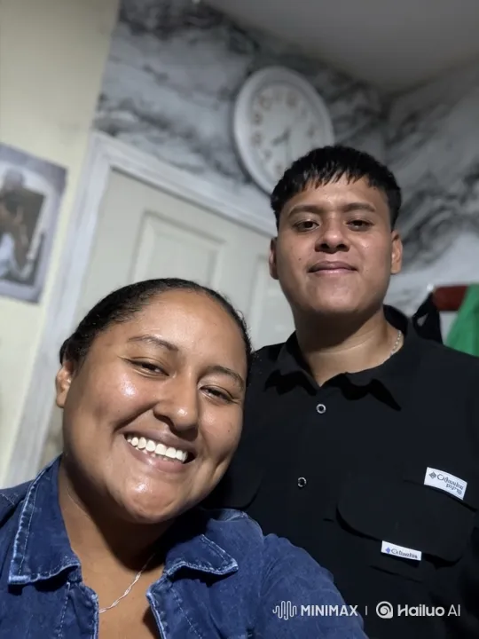 Family Embrace Captures Pure Moment of Affection – AI Generated Video | Hailuo AI