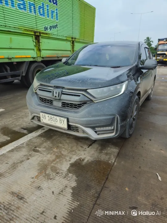 Sleek SUV Starts and Drives Away in Wet Parking Lot – AI Generated Video | Hailuo AI