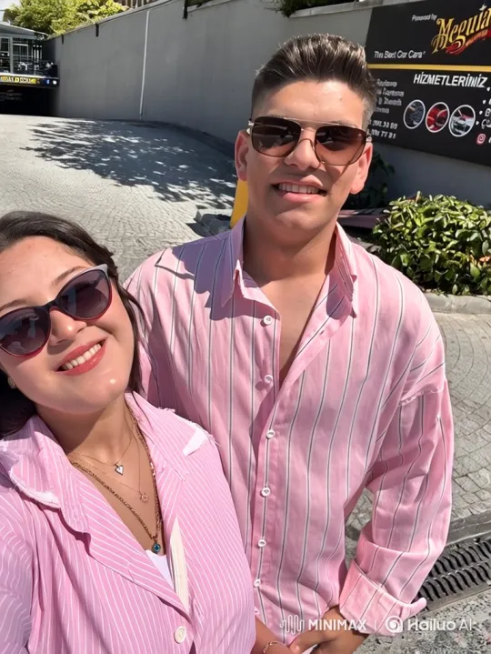 Family Embraces in Intimate Evening Video – AI Generated Video | Hailuo AI