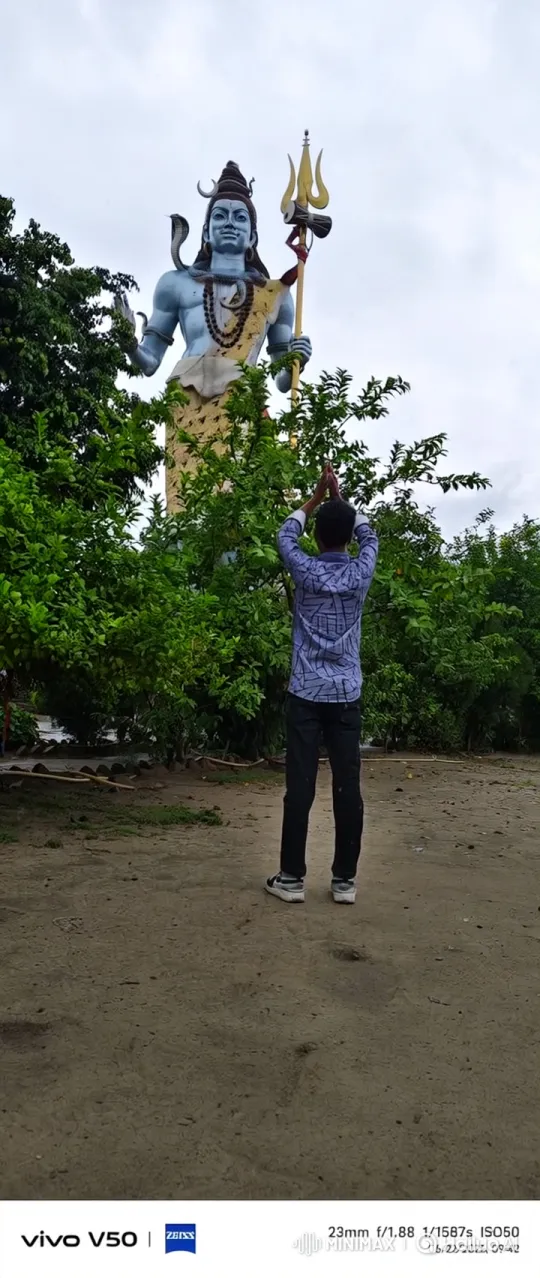 Zoom Out from Statue to Global Perspective – AI Generated Video | Hailuo AI