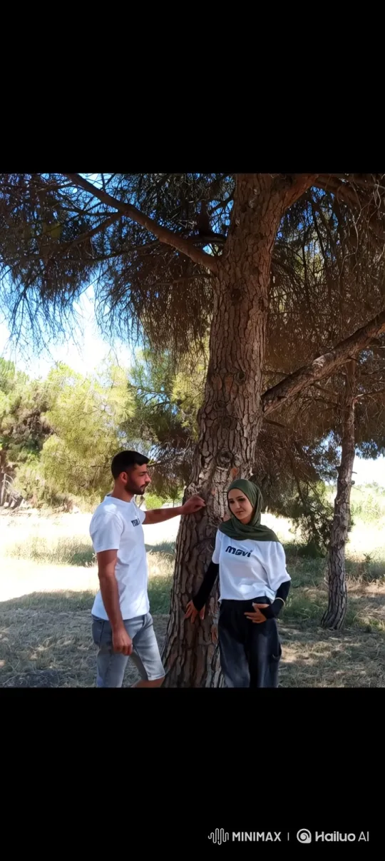 Family Embrace: Intimate Park Scene at Dusk – AI Generated Video | Hailuo AI