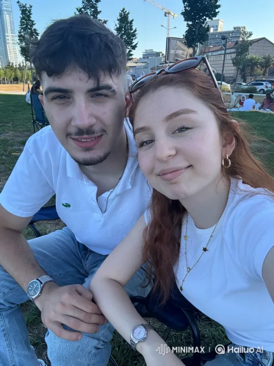 Family Reunion in a Park: A Moment of Joyful Love – AI Generated Video | Hailuo AI