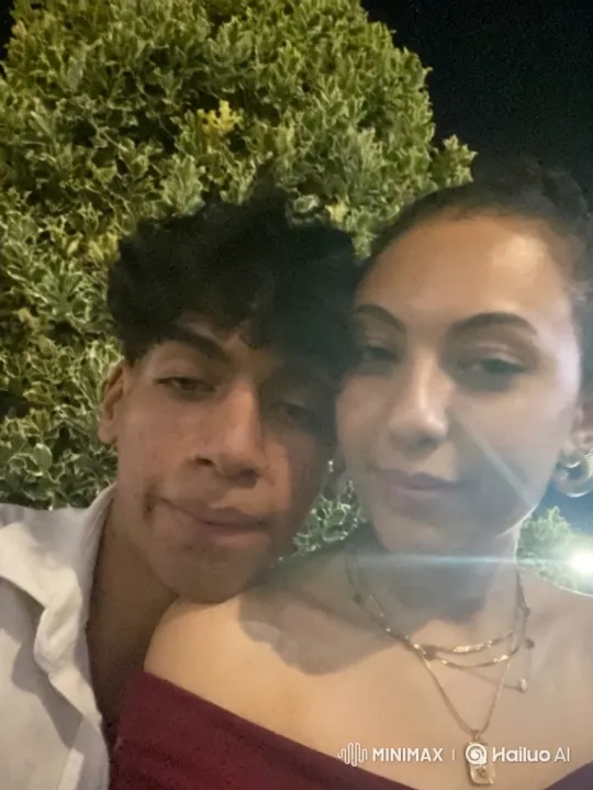 Family of Four Shares Intimate Summer Evening – AI Generated Video | Hailuo AI
