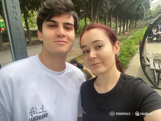 Young Family's Joyful Summer Evening Reunion – AI Generated Video | Hailuo AI
