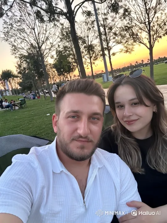 Family Embrace in Park at Dusk Captures Loving Moment – AI Generated Video | Hailuo AI
