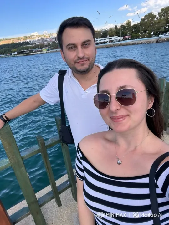 Family Reunion on a Summer Evening Park Bench – AI Generated Video | Hailuo AI