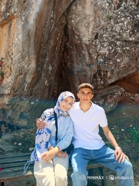 Family Moments Captured on a Phone with Warmth and Authenticity – AI Generated Video | Hailuo AI