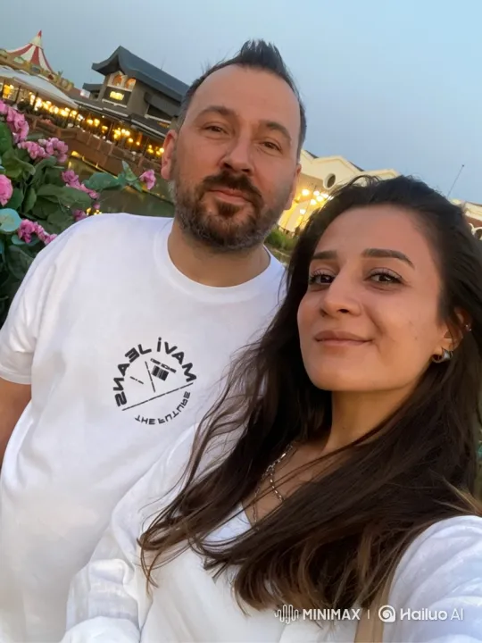 Family Embrace: A Heartwarming Selfie Moment – AI Generated Video | Hailuo AI