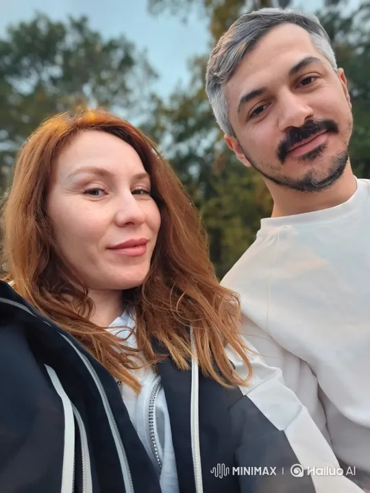 Family Embrace Captures Warm Summer Evening's Joy – AI Generated Video | Hailuo AI