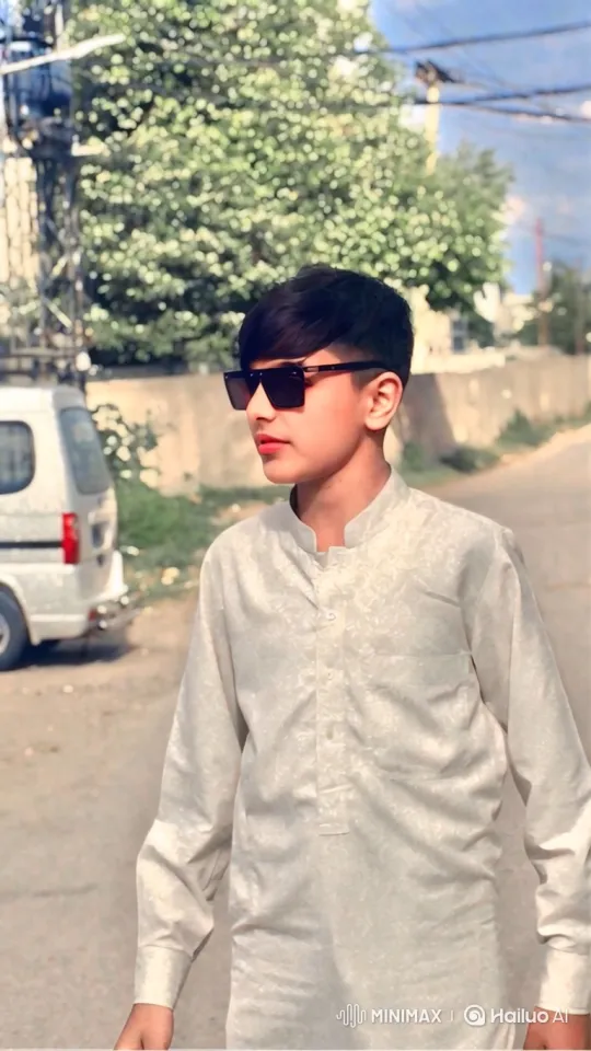 Young Man in Sunglasses Observes Quietly on Outdoor Street – AI Generated Video | Hailuo AI