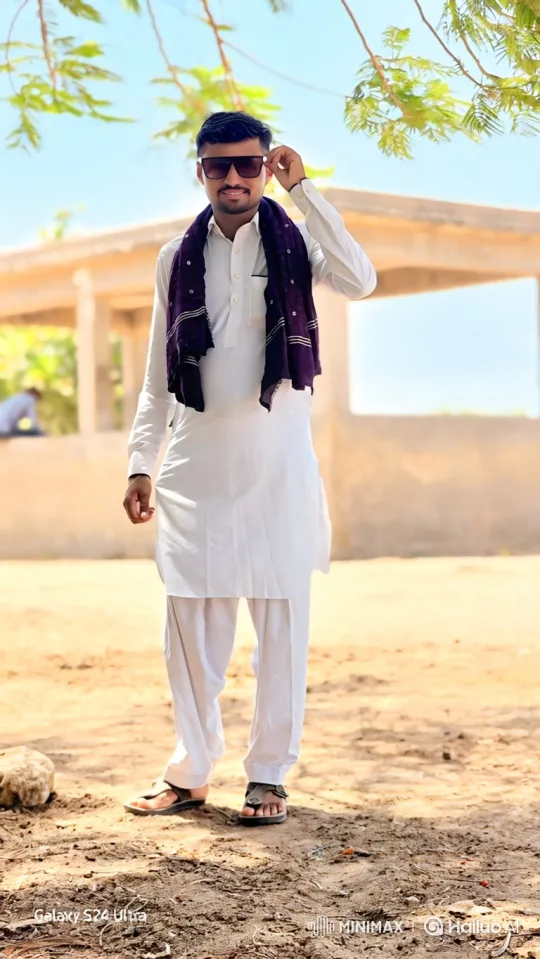 Young Man Meets Actor Shah Rukh Khan Outdoors – AI Generated Video | Hailuo AI