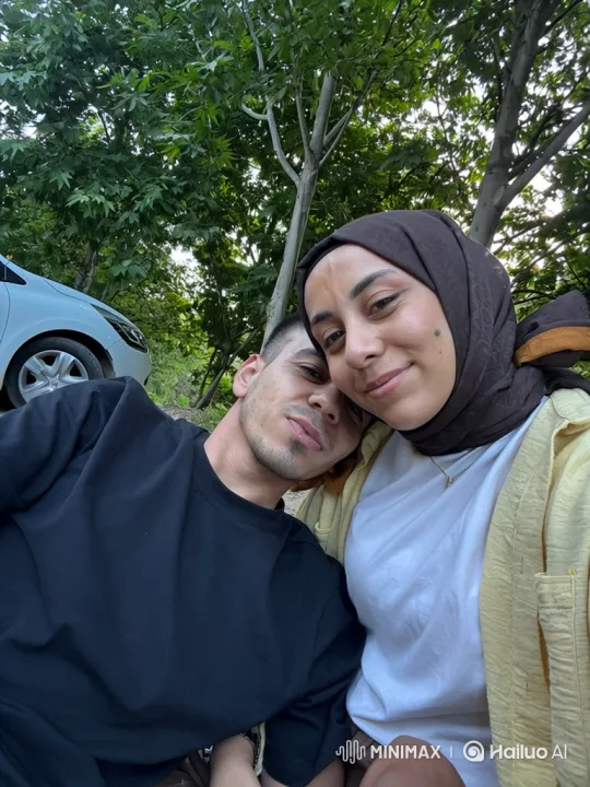 Affectionate Family Moment Dissolves into Cherished Memory – AI Generated Video | Hailuo AI