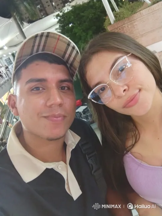 Family Reunion in Mexican Plaza: A Moment of Love – AI Generated Video | Hailuo AI