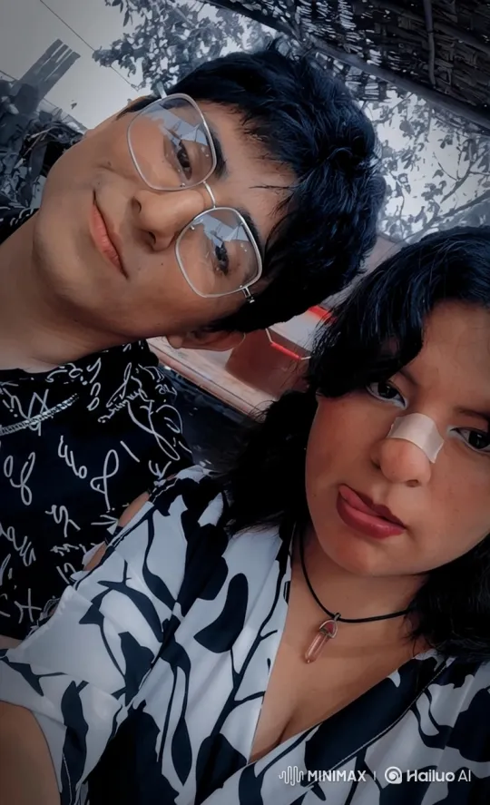 Streetlight Selfie Captures Joyful Family Moment – AI Generated Video | Hailuo AI