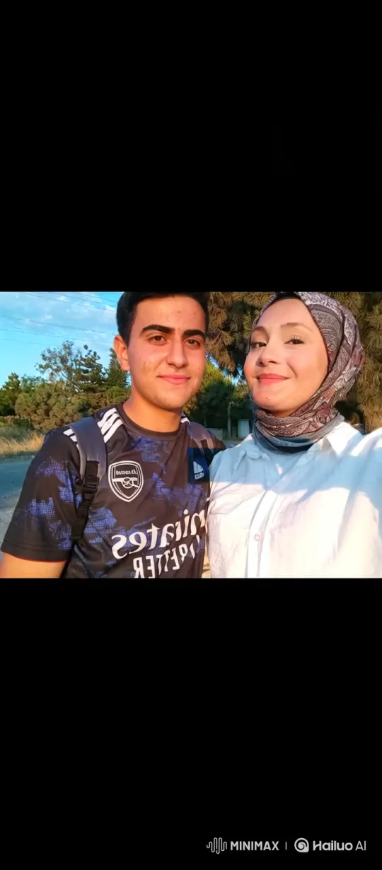 Family Reunion in Sunlit Grassy Field – AI Generated Video | Hailuo AI