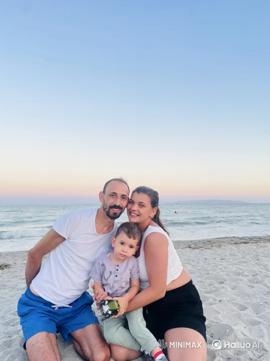 Family Reunion: Warm Evening Embrace Captured on Video – AI Generated Video | Hailuo AI