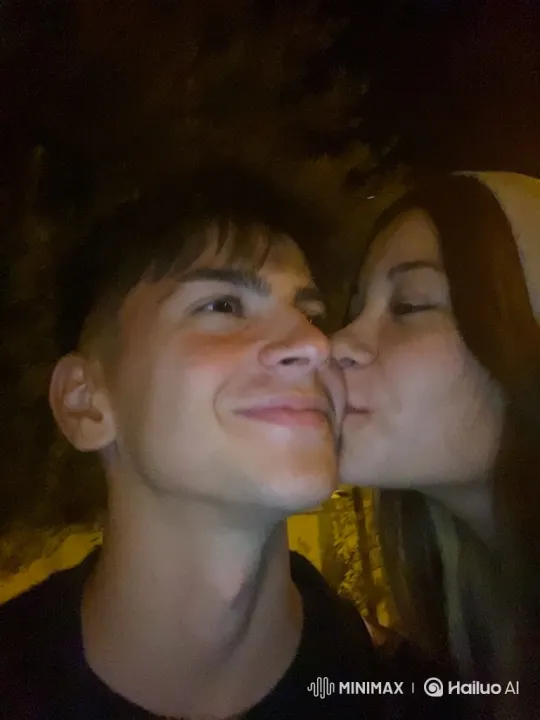 Young Family's Intimate Summer Evening Moment – AI Generated Video | Hailuo AI