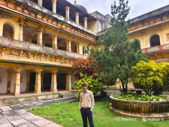 Indian Prime Minister Narendra Modi greets a man in a historic building's courtyard. – AI Generated Video | Hailuo AI