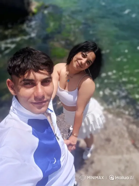Family Embrace Captures Evening's Warmth and Love – AI Generated Video | Hailuo AI