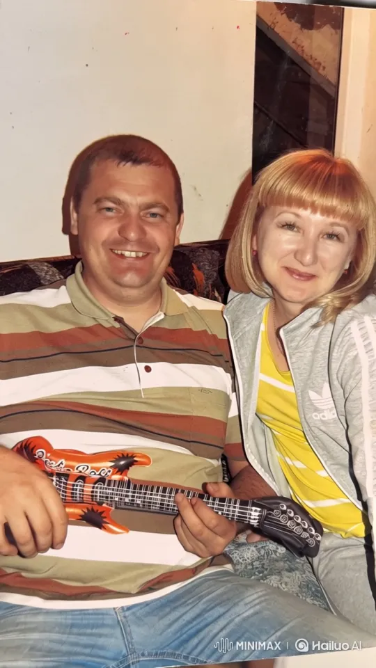 Couple's Joyful Moment with Toy Guitar – AI Generated Video | Hailuo AI