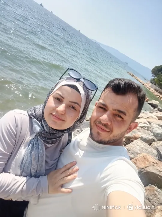 Family Embrace on a Summer Shoreline – AI Generated Video | Hailuo AI