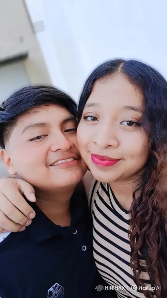 Family Portrait Captured on Smartphone展现温馨时刻 – AI Generated Video | Hailuo AI