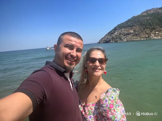 Family Reunion: Intimate Summer Evening Embrace – AI Generated Video | Hailuo AI