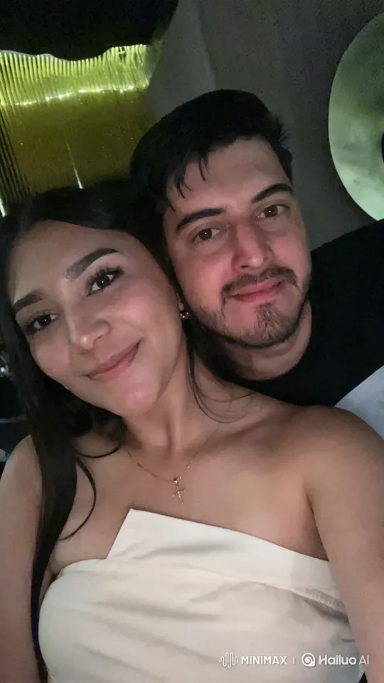 Family Selfie Surprise: Intimate Moment Captured – AI Generated Video | Hailuo AI
