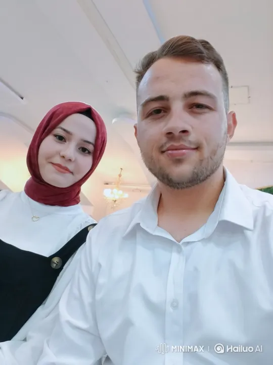 Family Embraces Under Streetlights on Park Bench – AI Generated Video | Hailuo AI