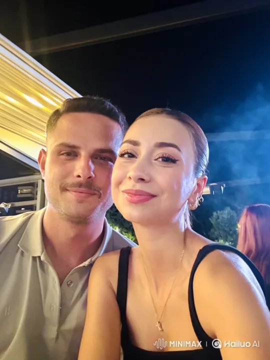 Family Embraces in Intimate Summer Evening – AI Generated Video | Hailuo AI