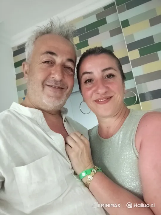 Family Embrace Captured in Intimate Summer Evening Setting – AI Generated Video | Hailuo AI