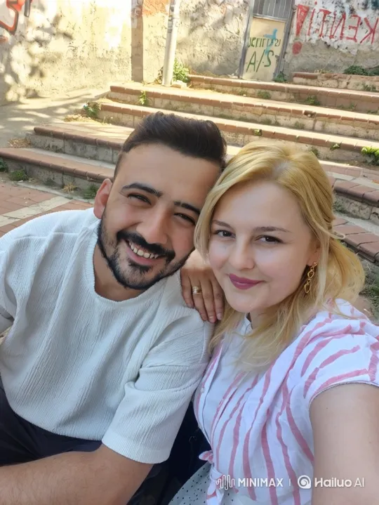 Family Embrace Captures Warm Summer Evening's Joy – AI Generated Video | Hailuo AI