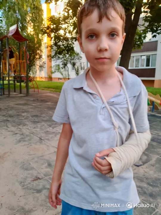 Boy with Cast Receives Affectionate Kiss from Girl on Playground – AI Generated Video | Hailuo AI