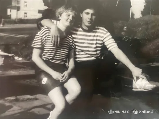 Couple Embraces in Nostalgic Outdoor Scene – AI Generated Video | Hailuo AI
