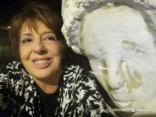 Smiling Woman and Stone Statue Selfie Video – AI Generated Video | Hailuo AI