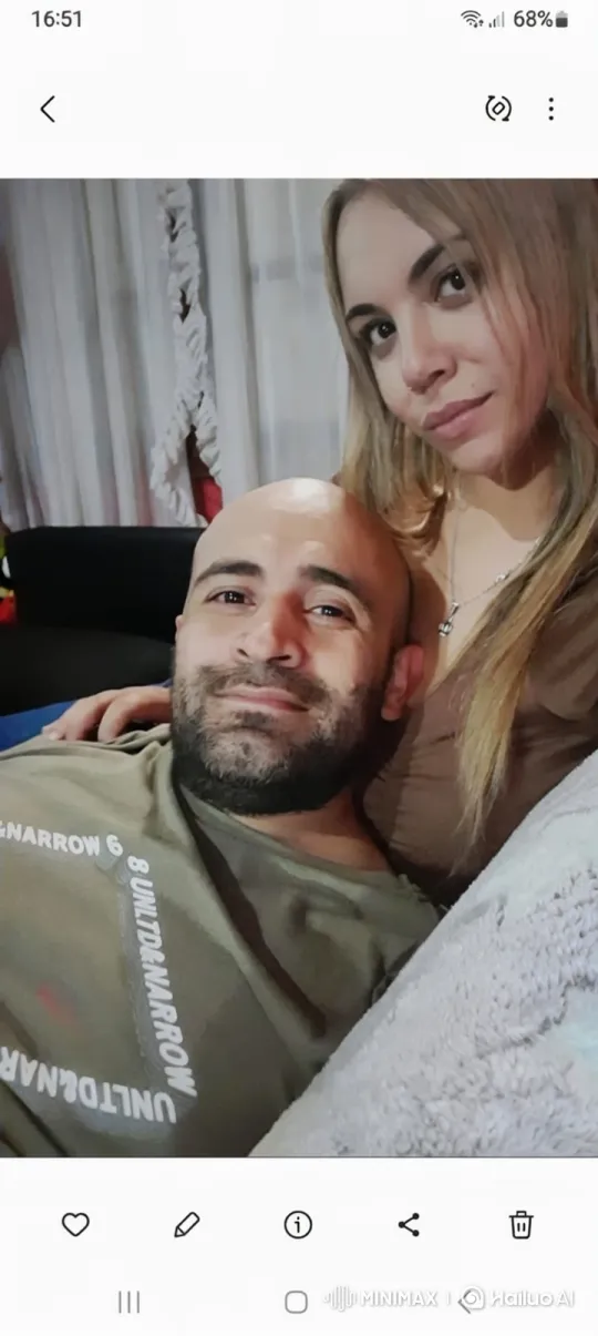 Hyper-Realistic Family Portrait Video Captures Intimate Moment – AI Generated Video | Hailuo AI