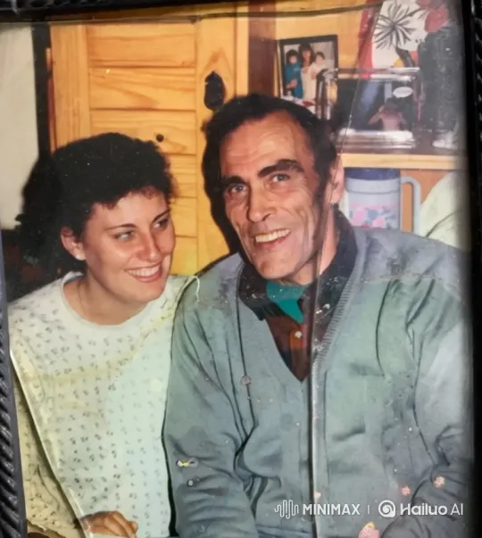 Vintage Couple's Tender Embrace Captured in Photo Come to Life – AI Generated Video | Hailuo AI