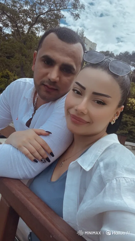 Family Embrace Captured in Candid Summer Video – AI Generated Video | Hailuo AI