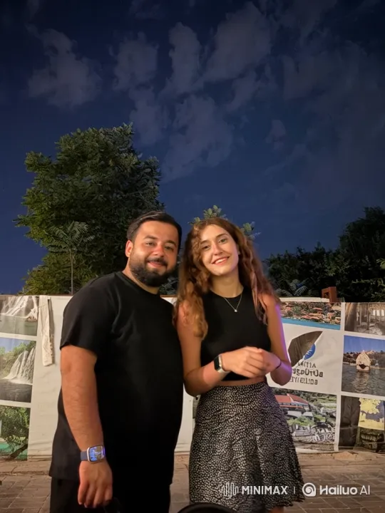 Family Embrace Captured in Intimate Summer Video – AI Generated Video | Hailuo AI