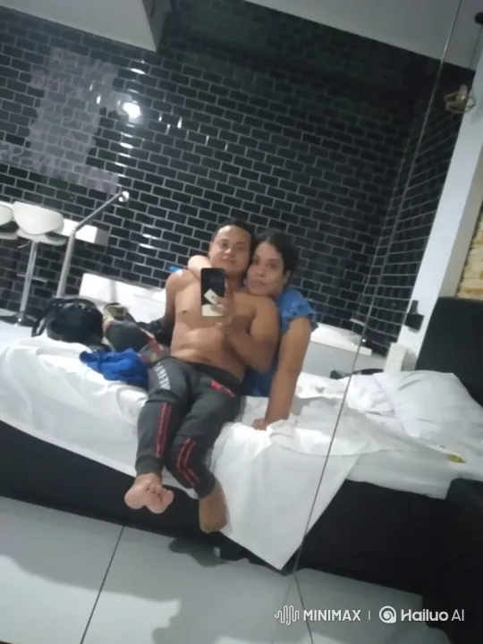 Family Joy Captured in Intimate Mirror Selfie – AI Generated Video | Hailuo AI